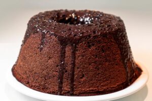 Bolo de chocolate pronto para anotar a receita.